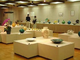 佐賀 嬉野 琥山窯 小野次郎（小野珀子氏 次男）紅地金銀襴手 瓶