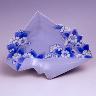 薄瑠璃釉染付桜文折紙形皿